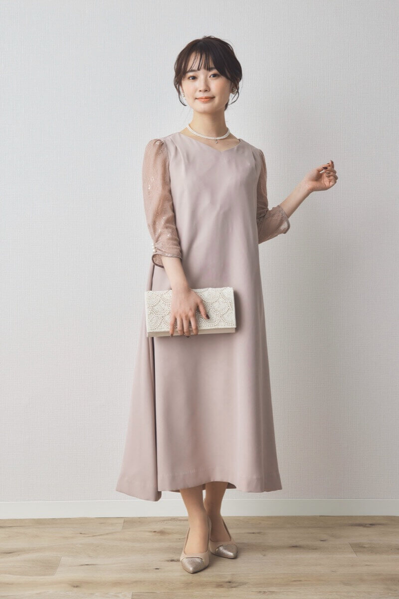 ベージュのレース袖Aラインドレス