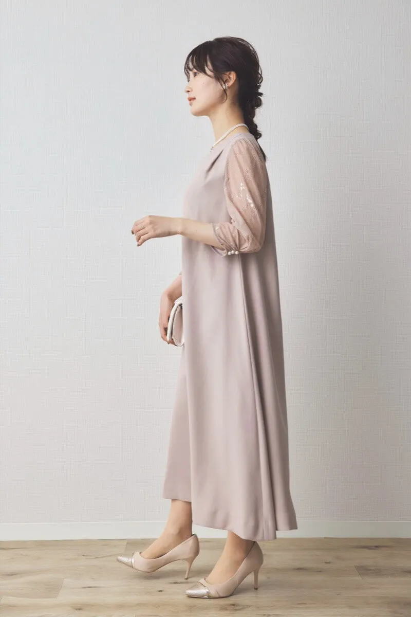 ベージュのレース袖Aラインドレス