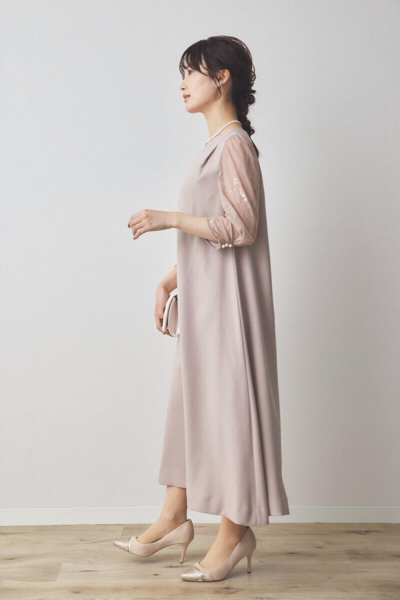 ベージュのレース袖Aラインドレス