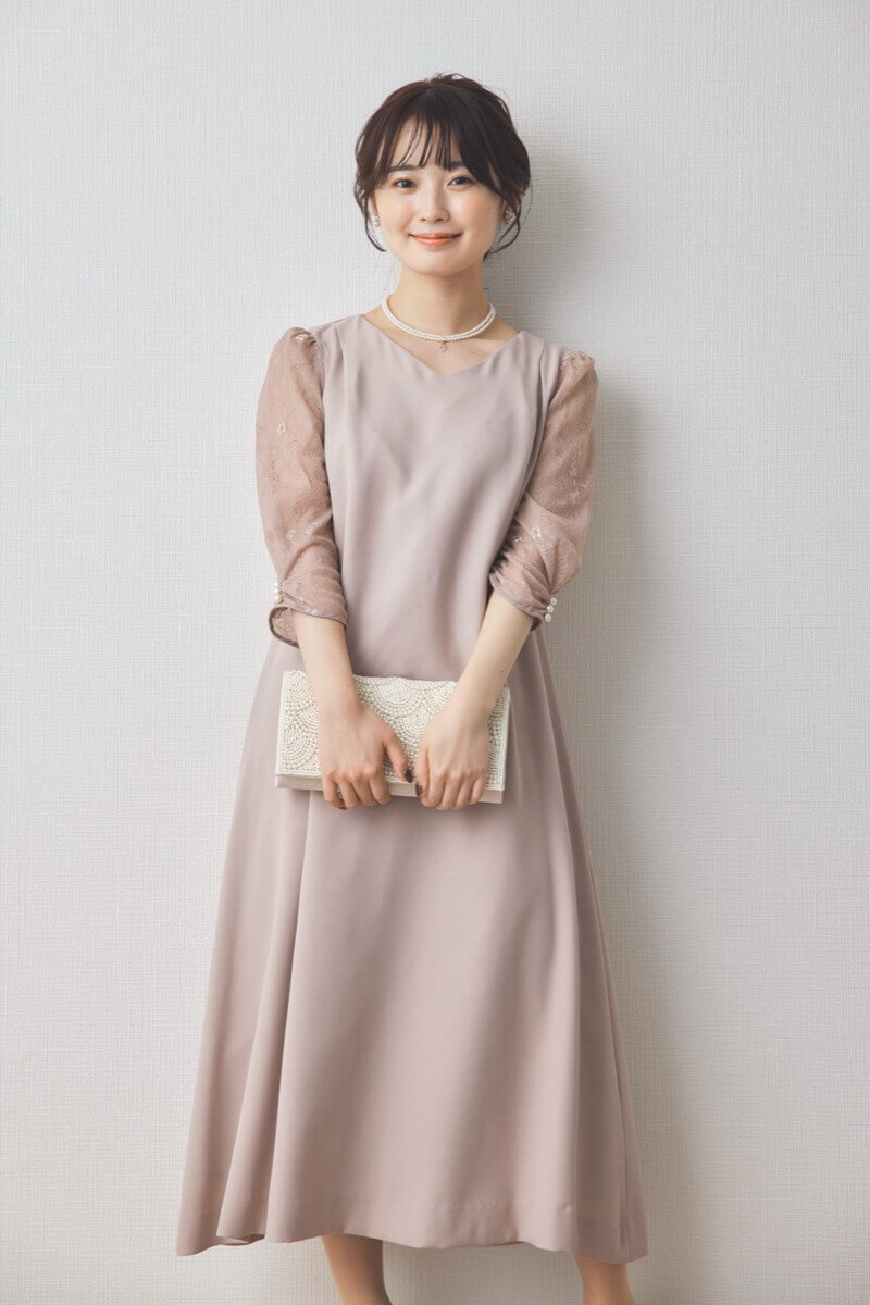 ベージュのレース袖Aラインドレス