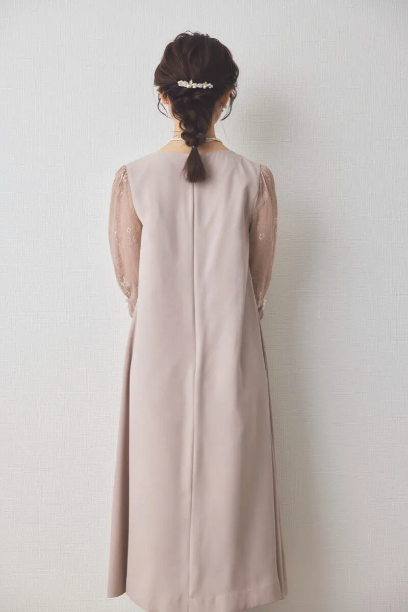 ベージュのレース袖Aラインドレス