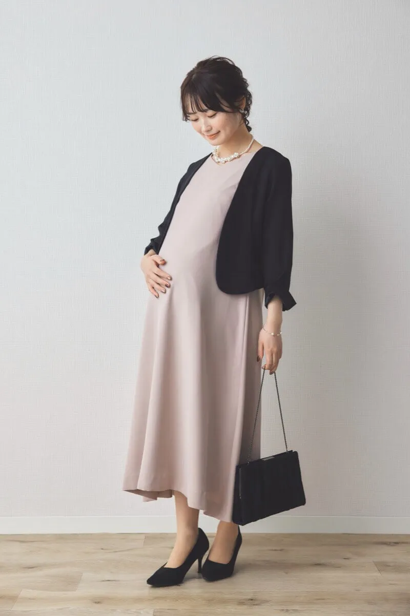 ベージュのレース袖Aラインドレス