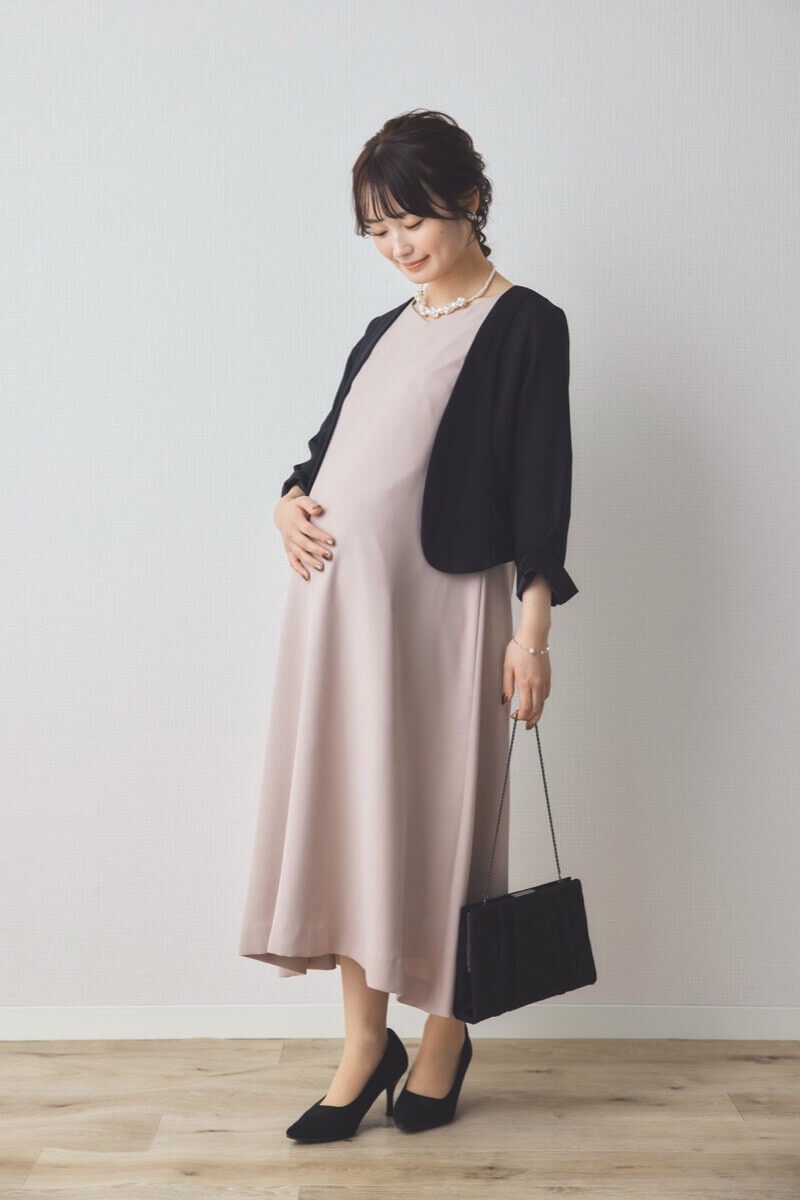 ベージュのレース袖Aラインドレス