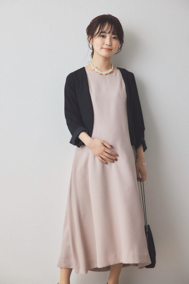 ベージュのレース袖Aラインドレス