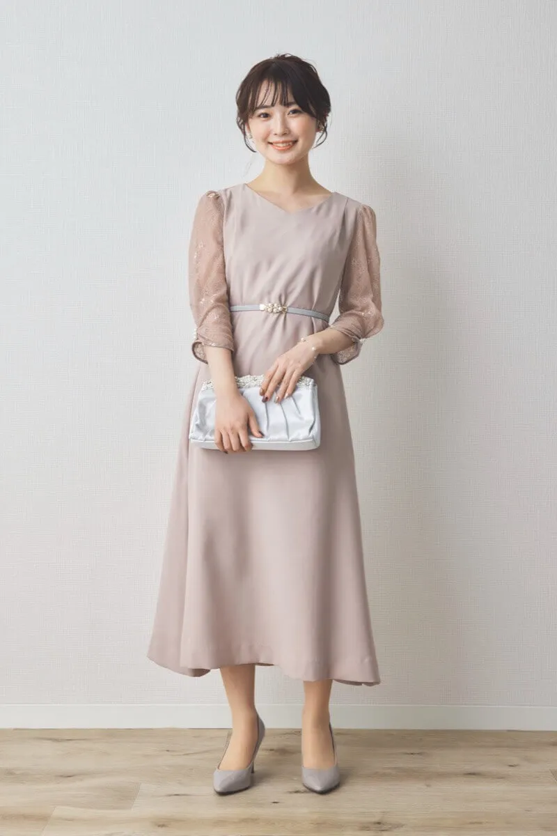 ベージュのレース袖Aラインドレス