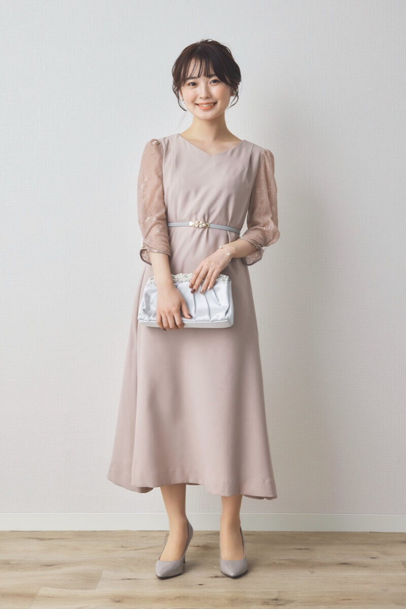 ベージュのレース袖Aラインドレス