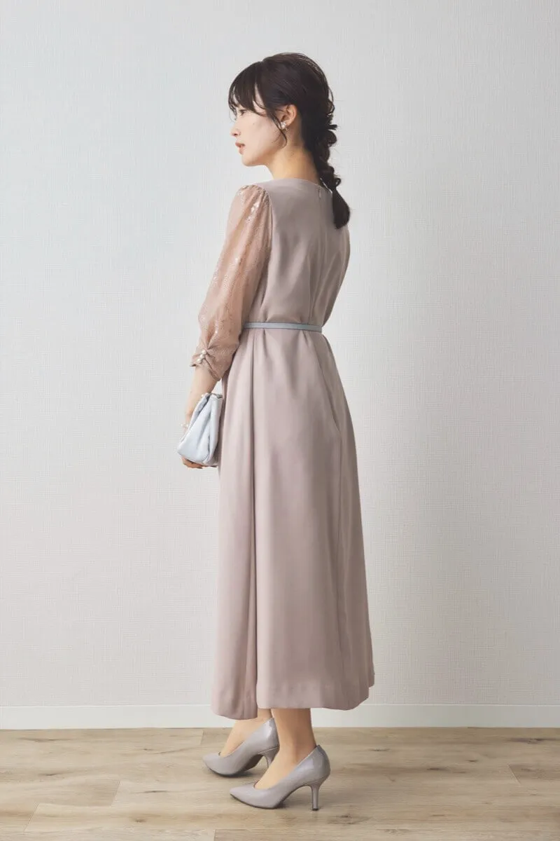 ベージュのレース袖Aラインドレス