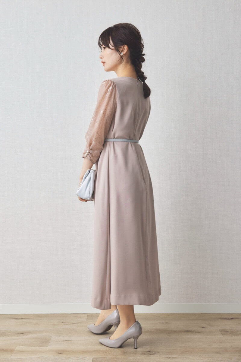 ベージュのレース袖Aラインドレス