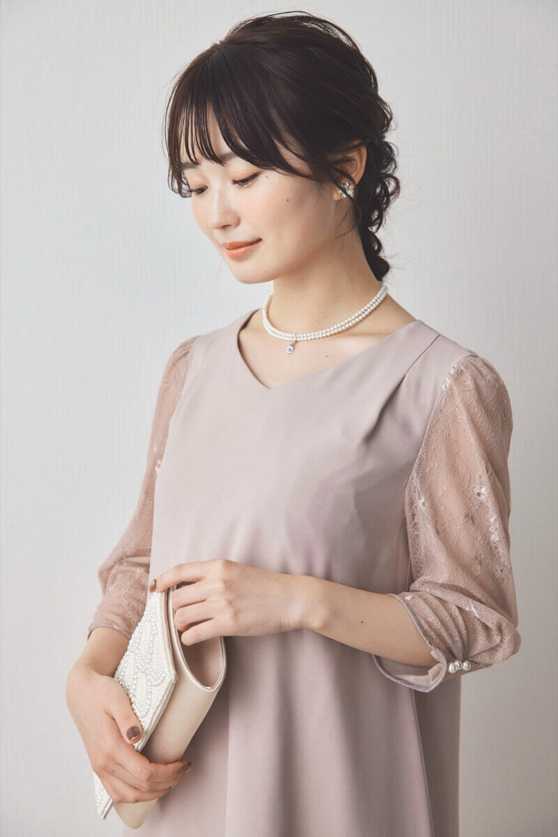 ベージュのレース袖Aラインドレス