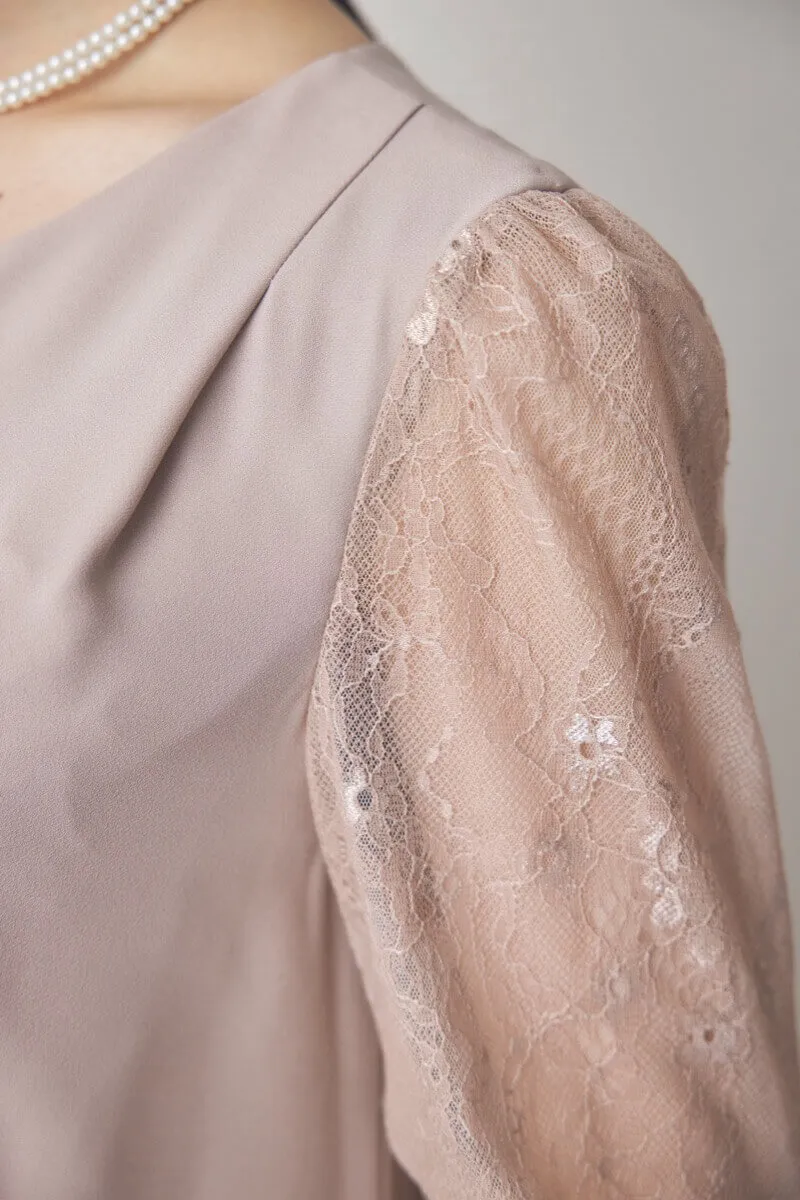 ベージュのレース袖Aラインドレス