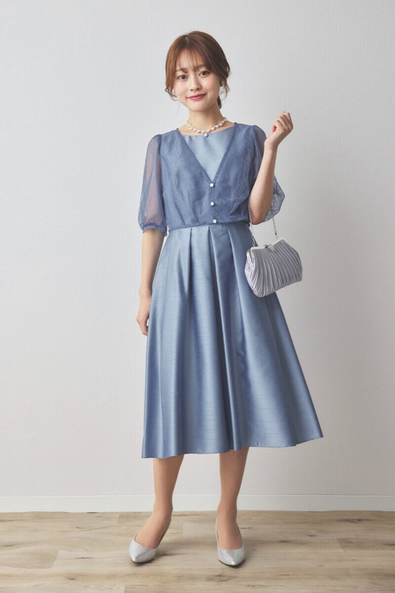 ブルーのレースボレロ付きシャンタンドレス