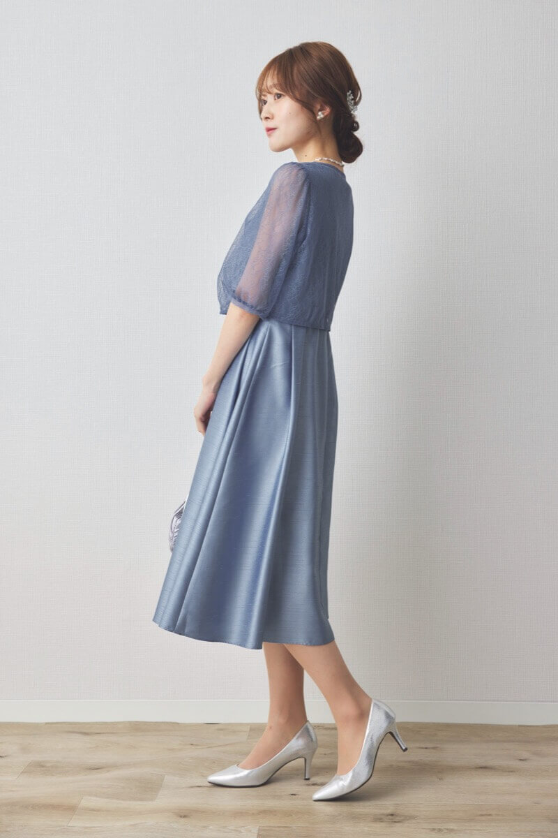 ブルーのレースボレロ付きシャンタンドレス