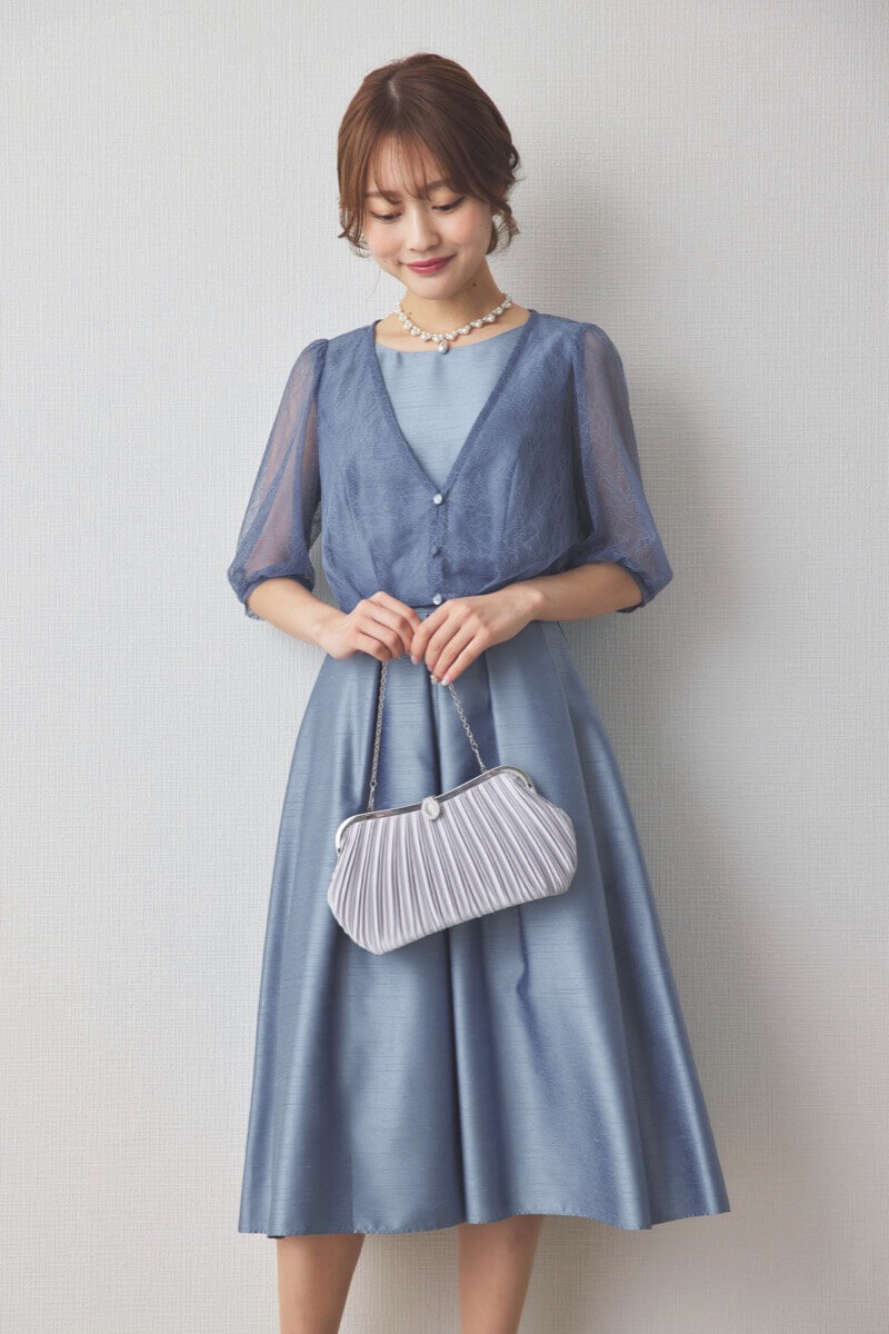 ブルーのレースボレロ付きシャンタンドレス