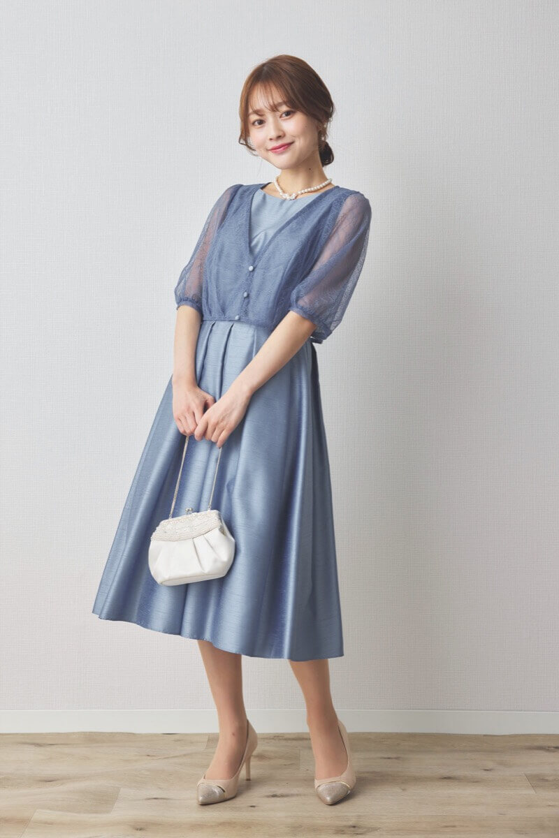 ブルーのレースボレロ付きシャンタンドレス