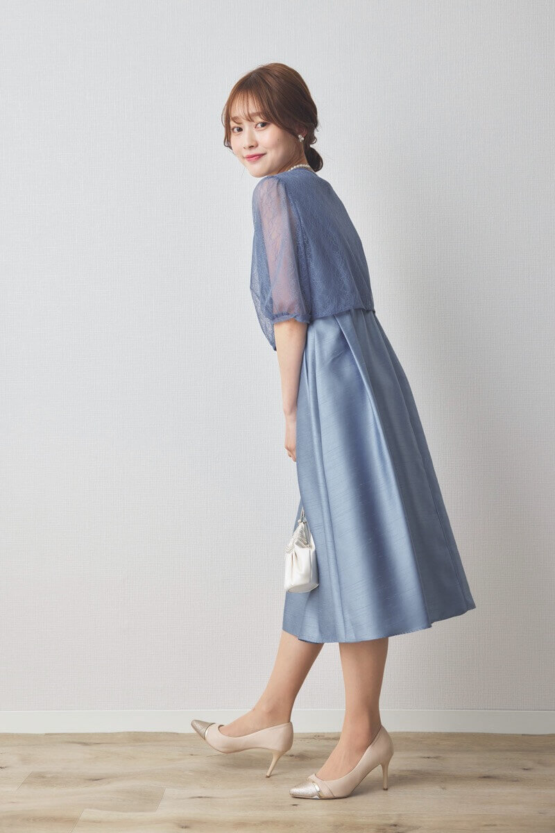 ブルーのレースボレロ付きシャンタンドレス