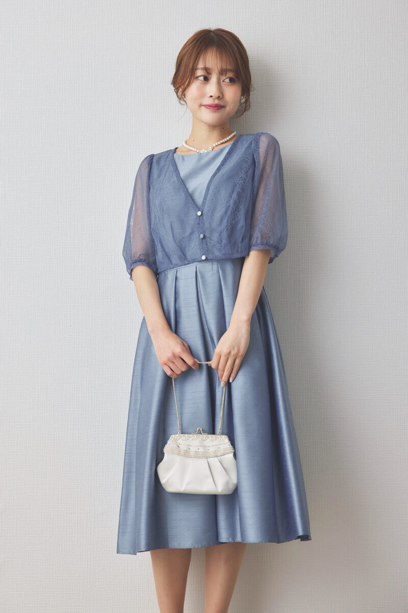 ブルーのレースボレロ付きシャンタンドレス