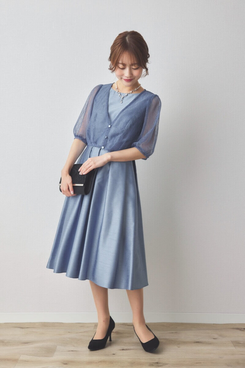 ブルーのレースボレロ付きシャンタンドレス