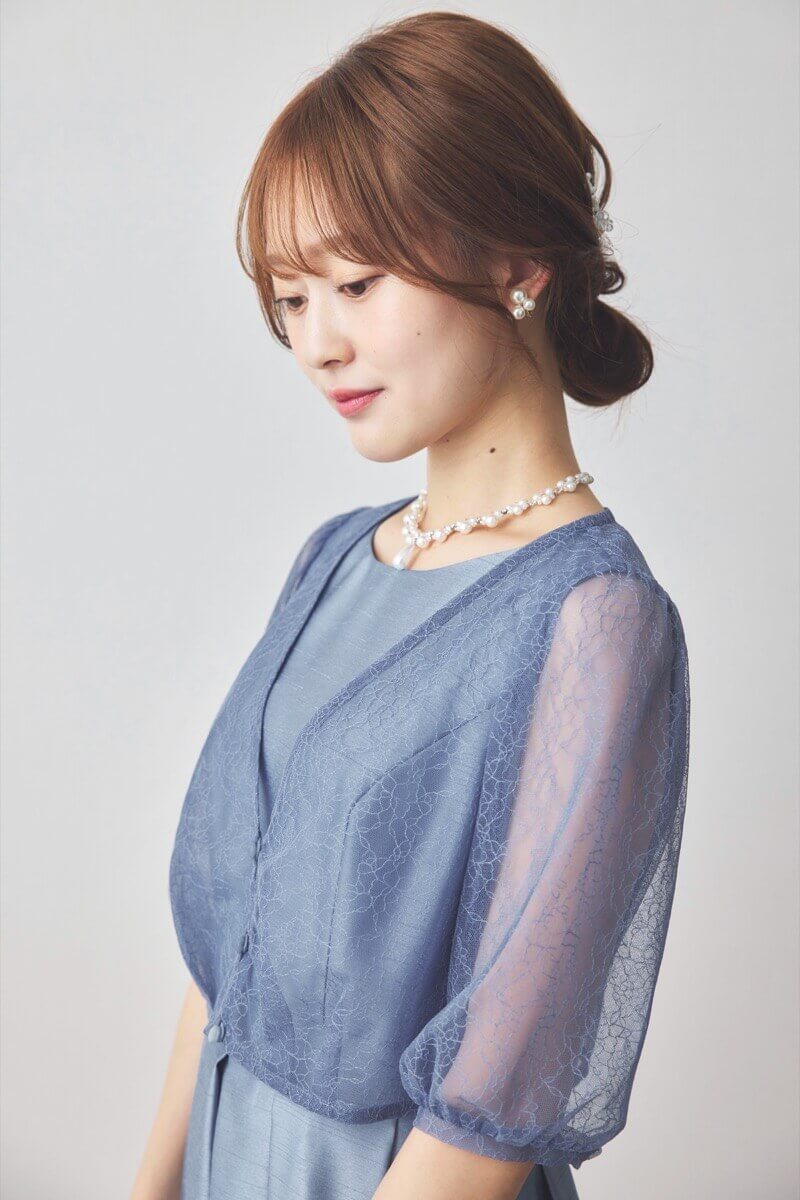 ブルーのレースボレロ付きシャンタンドレス