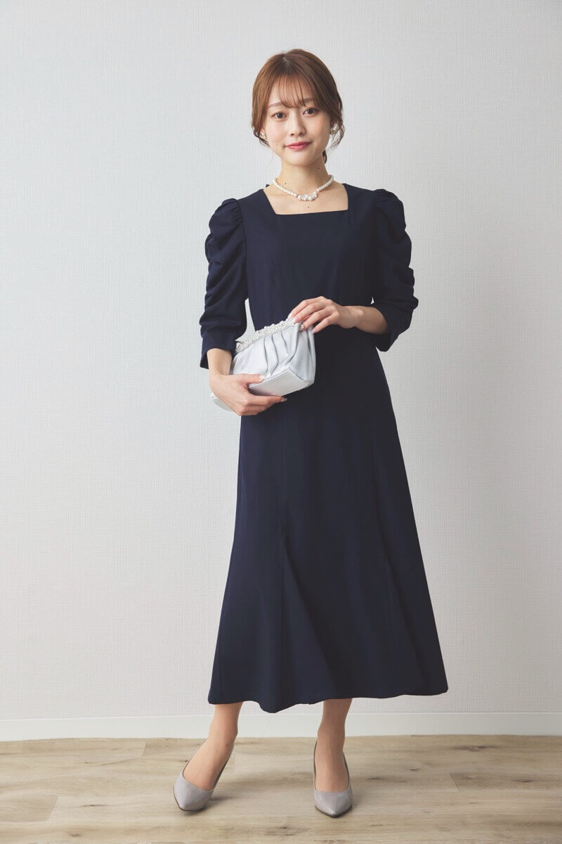 ネイビーのギャザースリーブバックシャンドレス