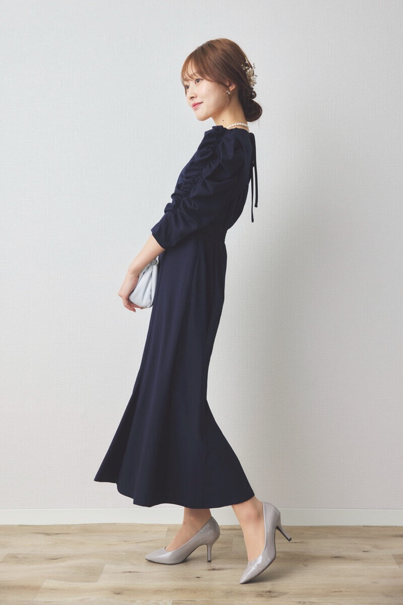 ネイビーのギャザースリーブバックシャンドレス