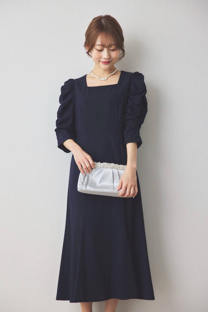 ネイビーのギャザースリーブバックシャンドレス