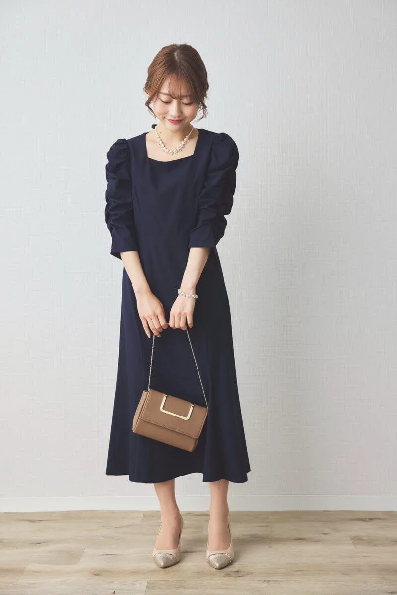 ネイビーのギャザースリーブバックシャンドレス