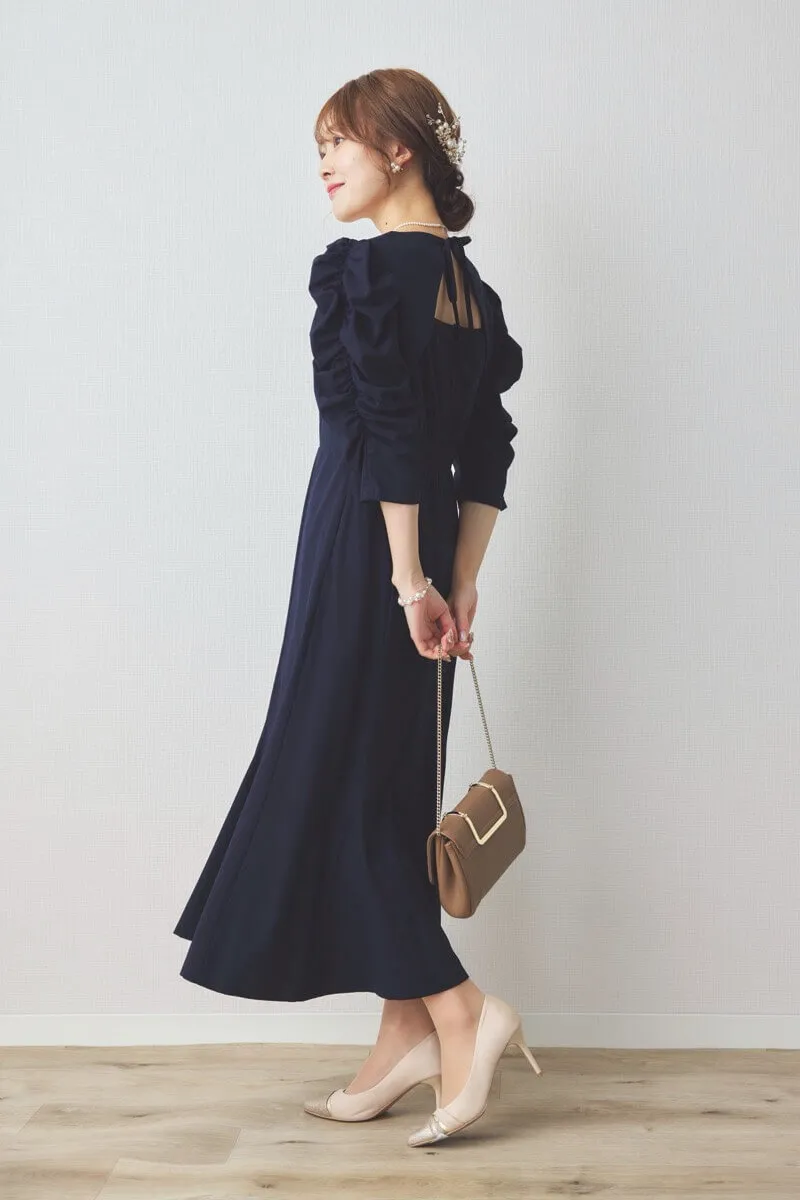 ネイビーのギャザースリーブバックシャンドレス