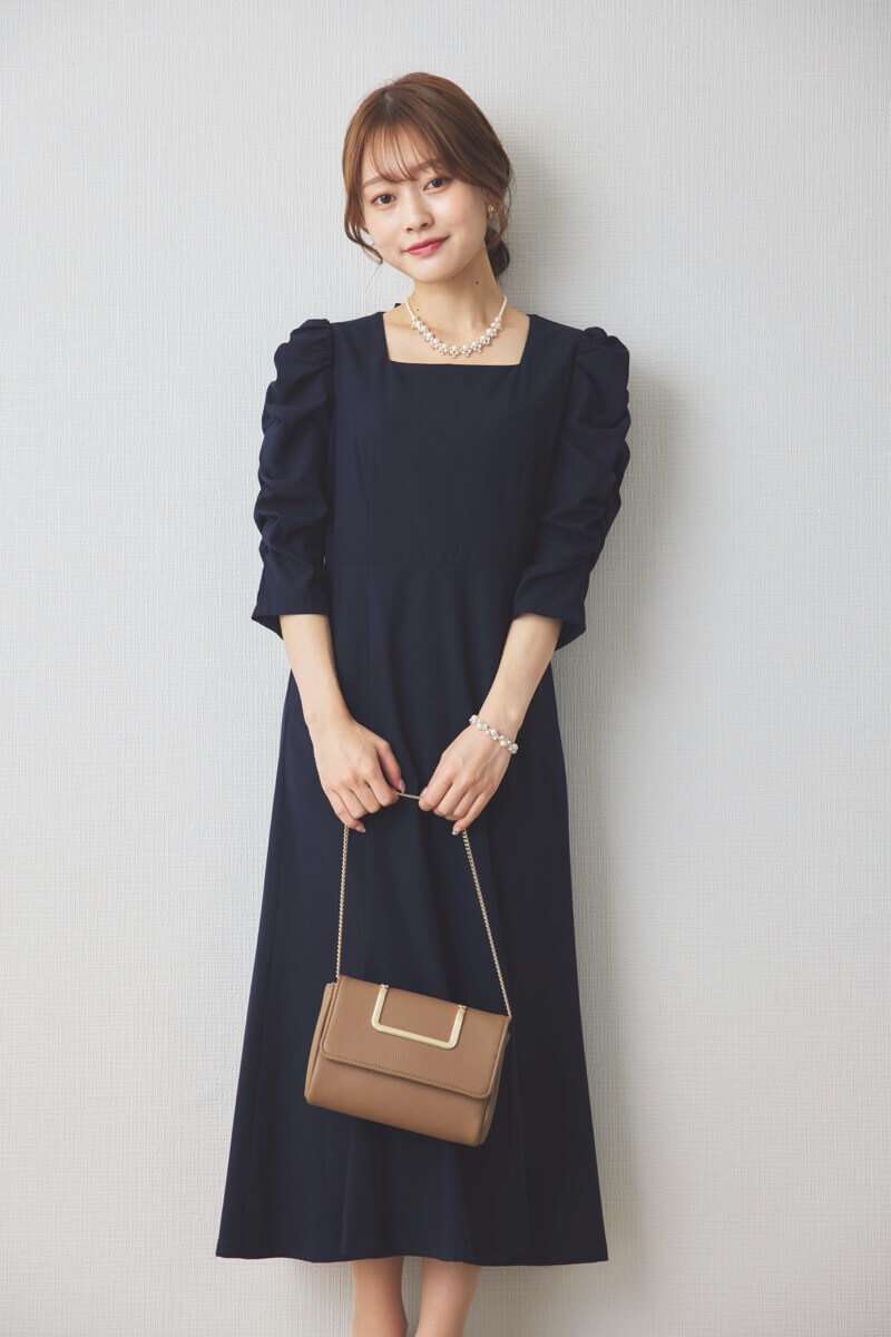 ネイビーのギャザースリーブバックシャンドレス