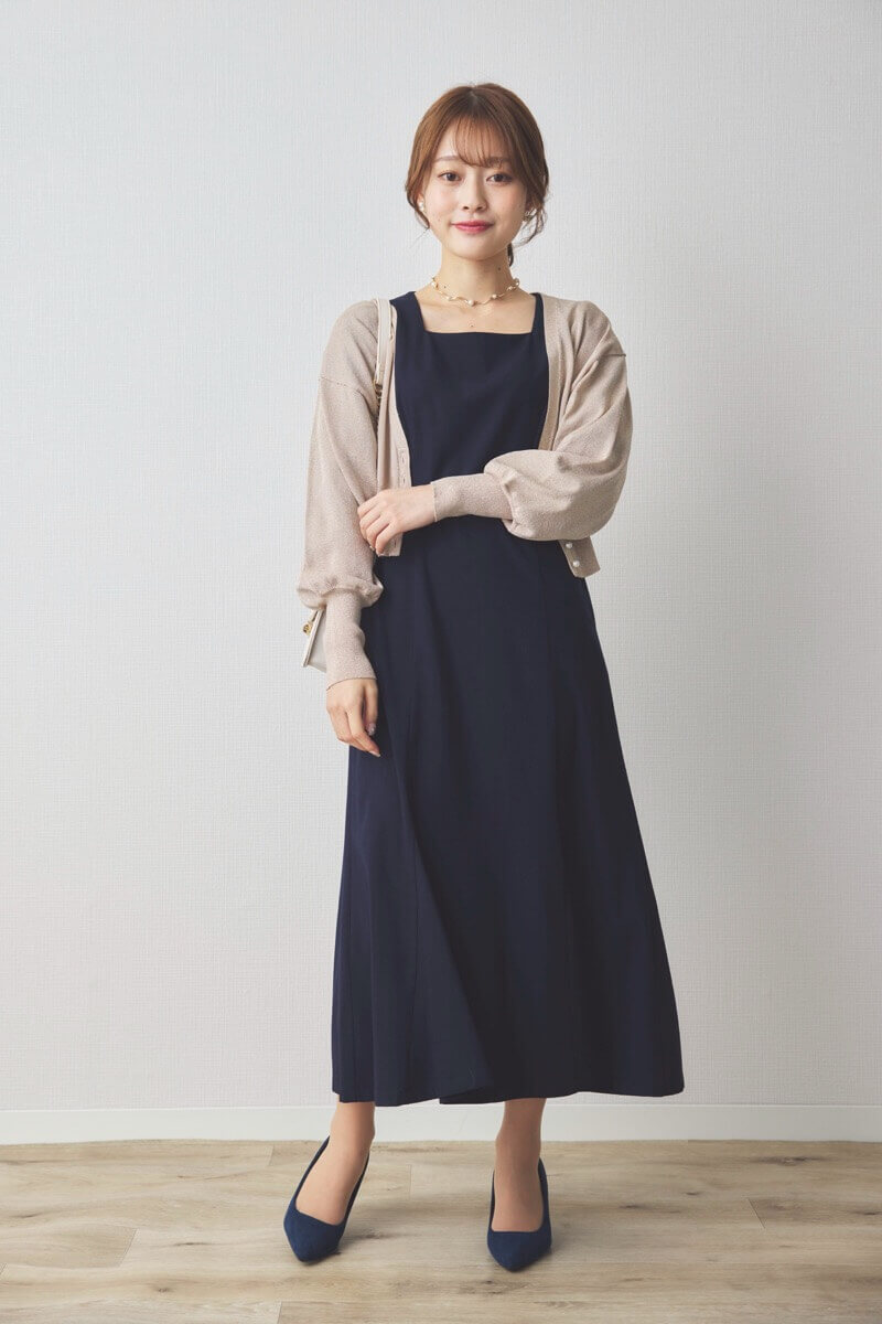 ネイビーのギャザースリーブバックシャンドレス