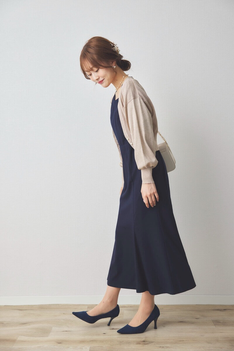 ネイビーのギャザースリーブバックシャンドレス