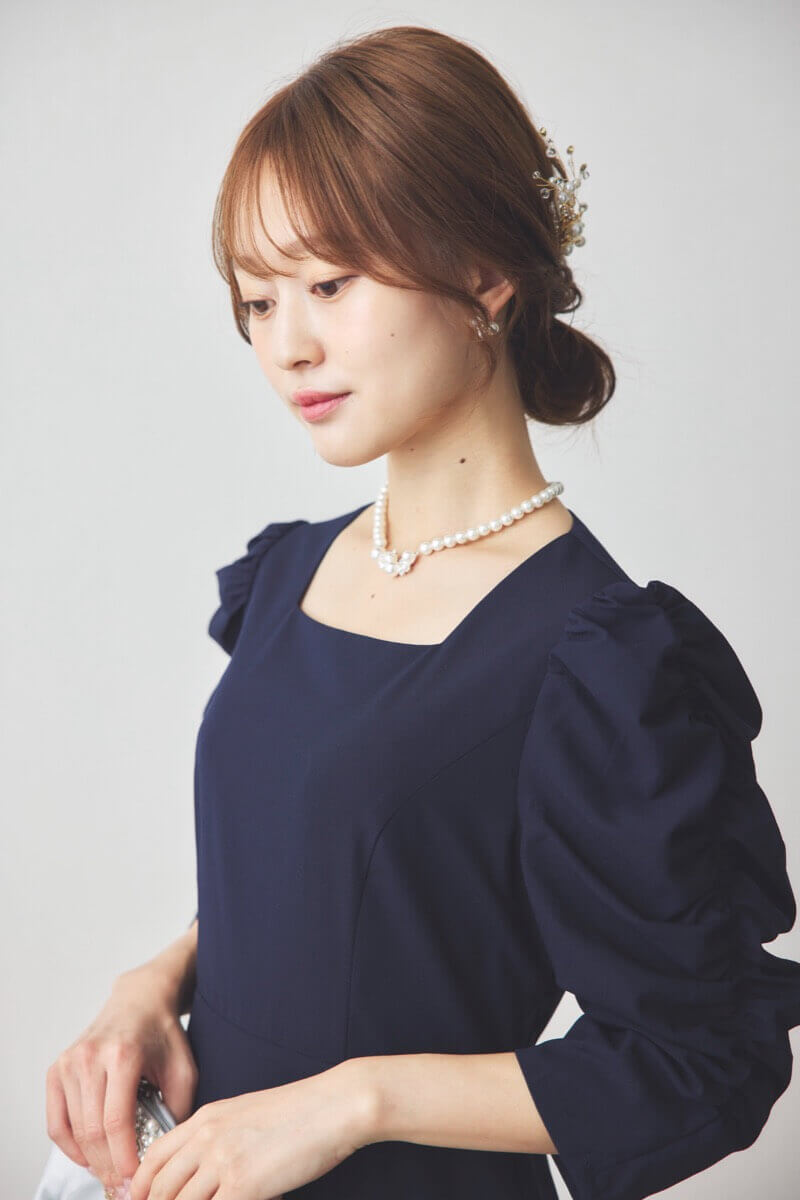 ネイビーのギャザースリーブバックシャンドレス