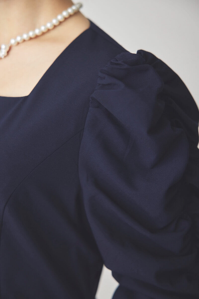 ネイビーのギャザースリーブバックシャンドレス