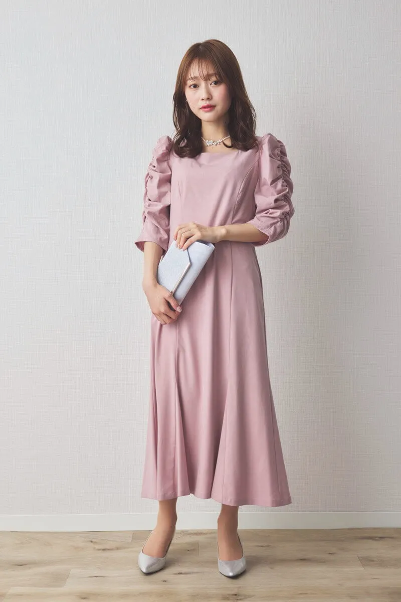 ピンクのギャザースリーブバックシャンドレス