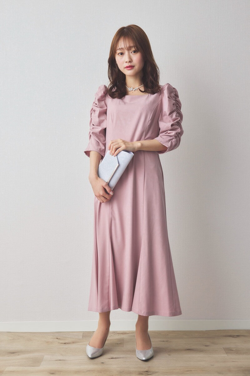 ピンクのギャザースリーブバックシャンドレス
