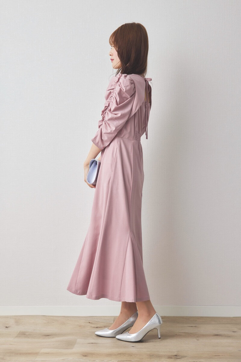 ピンクのギャザースリーブバックシャンドレス