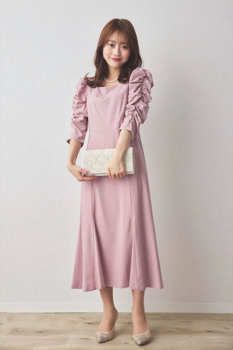 ピンクのギャザースリーブバックシャンドレス