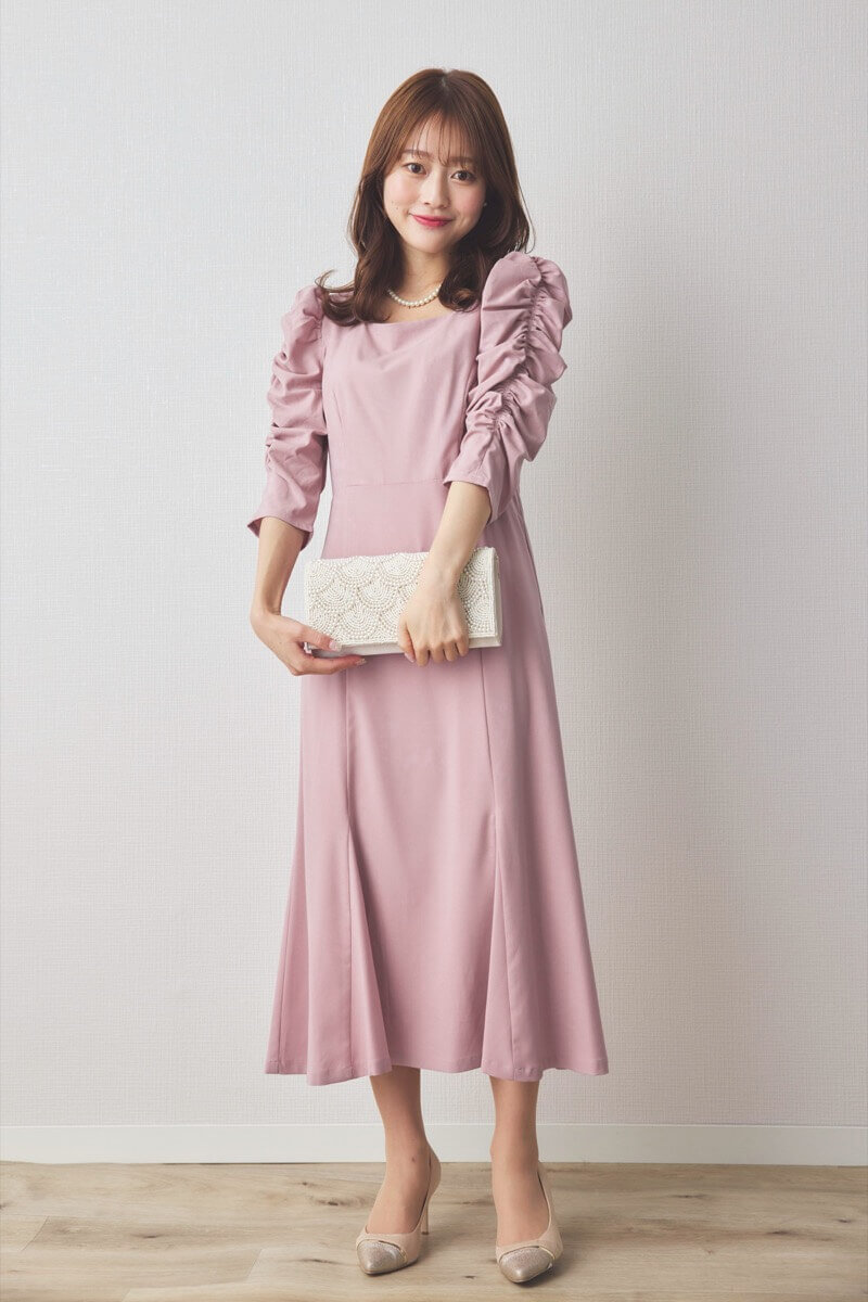 ピンクのギャザースリーブバックシャンドレス