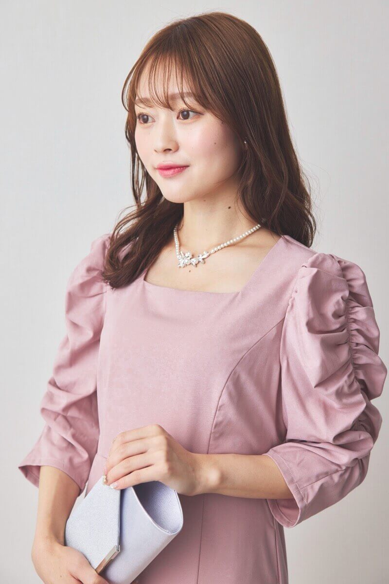 ピンクのギャザースリーブバックシャンドレス