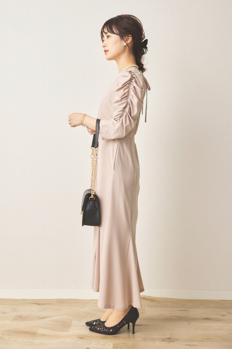 ライトベージュのギャザースリーブバックシャンドレス