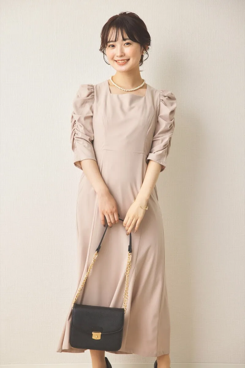 ライトベージュのギャザースリーブバックシャンドレス