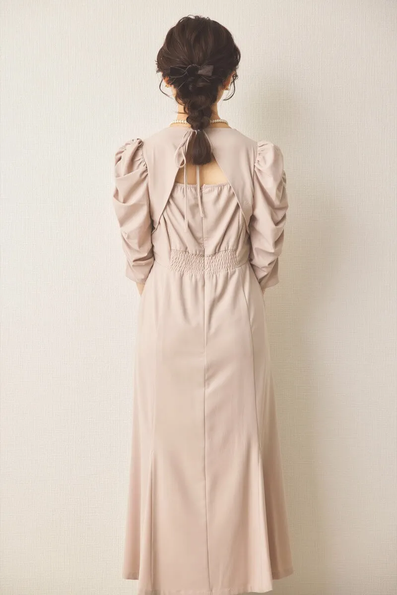 ライトベージュのギャザースリーブバックシャンドレス