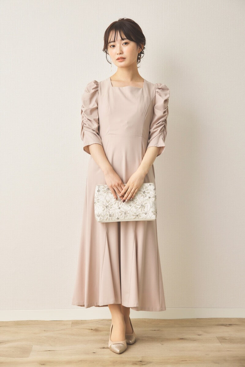 ライトベージュのギャザースリーブバックシャンドレス