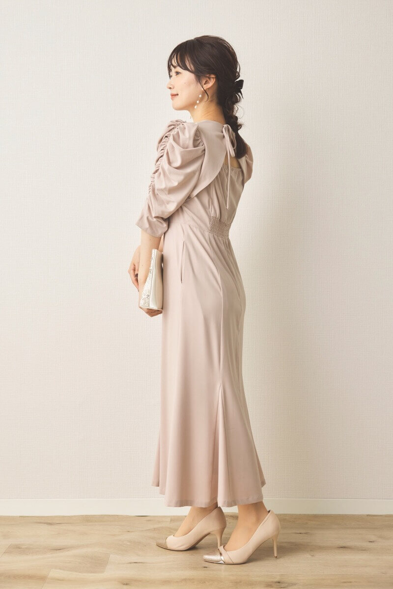 ライトベージュのギャザースリーブバックシャンドレス