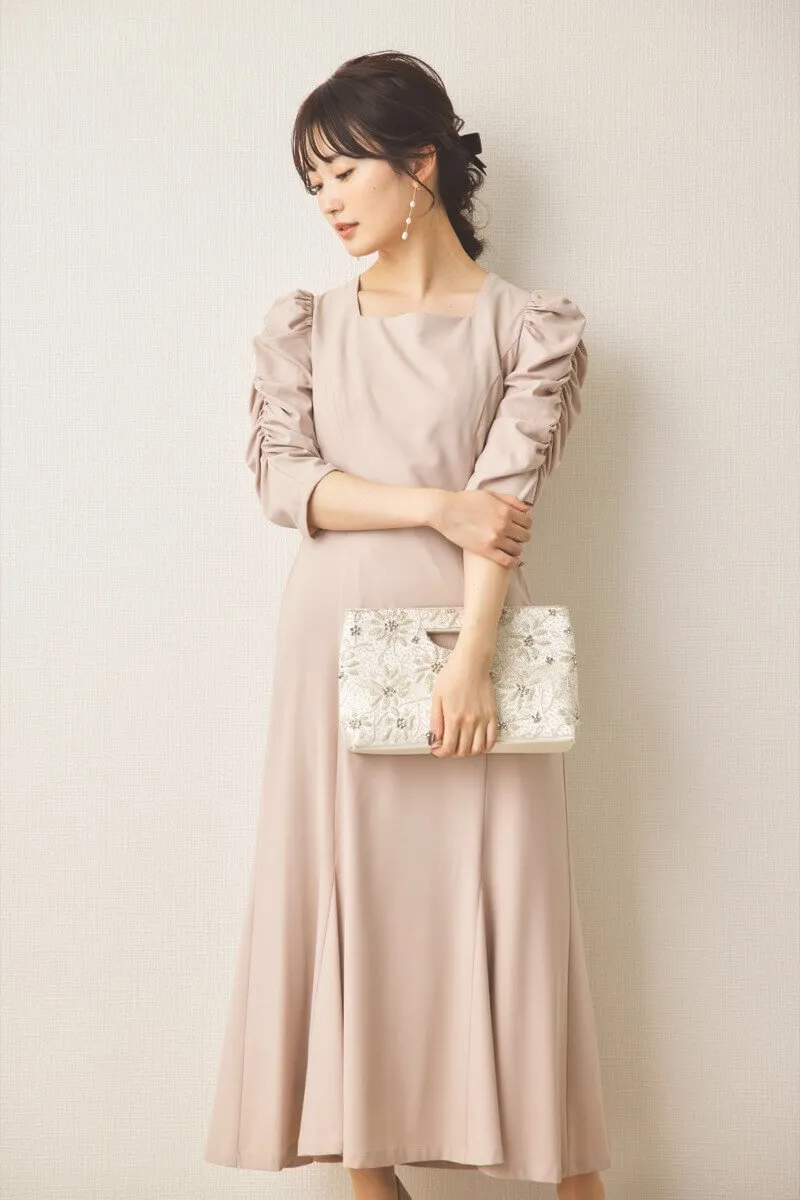 ライトベージュのギャザースリーブバックシャンドレス