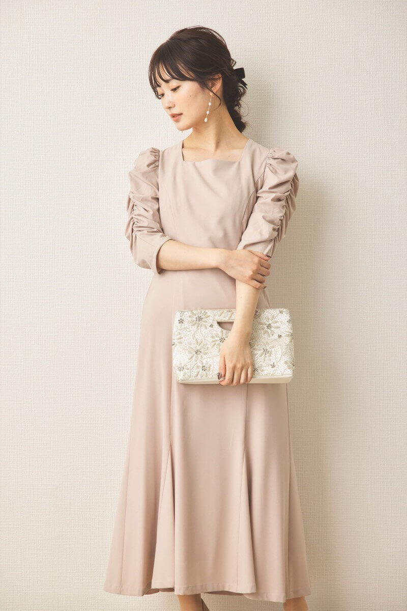 ライトベージュのギャザースリーブバックシャンドレス