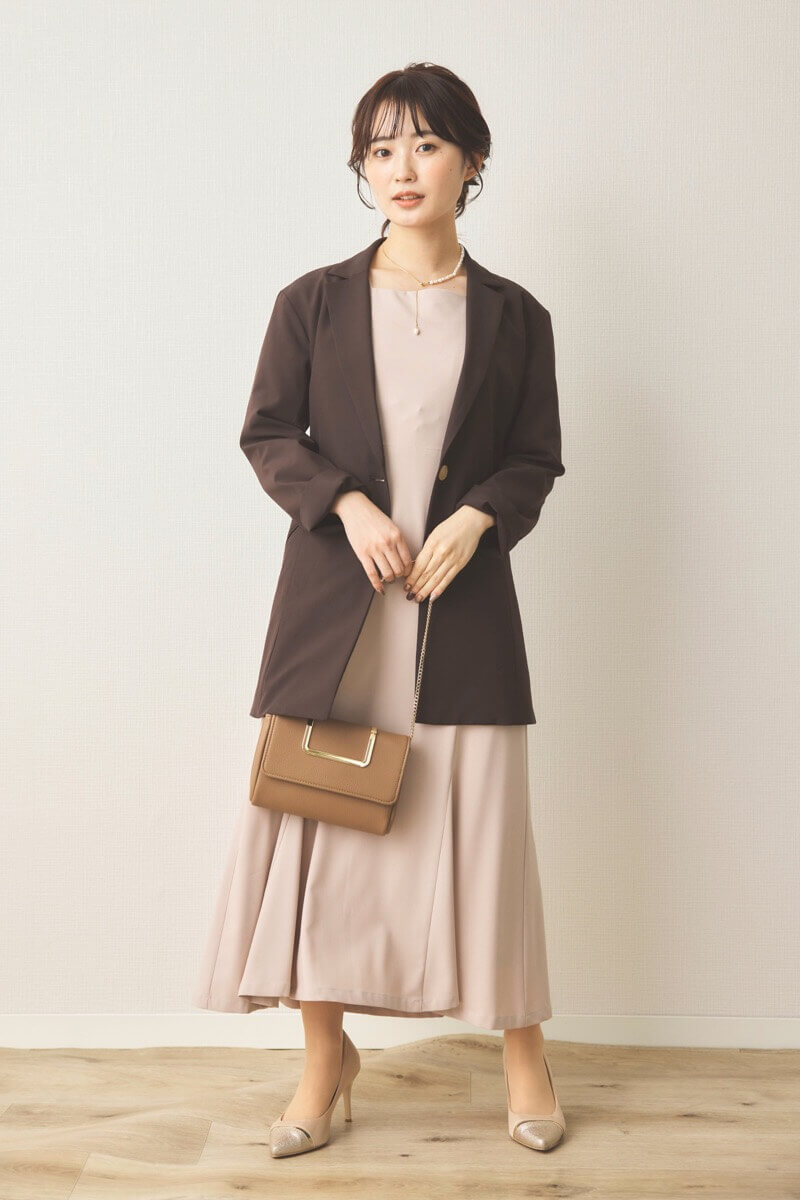 ライトベージュのギャザースリーブバックシャンドレス