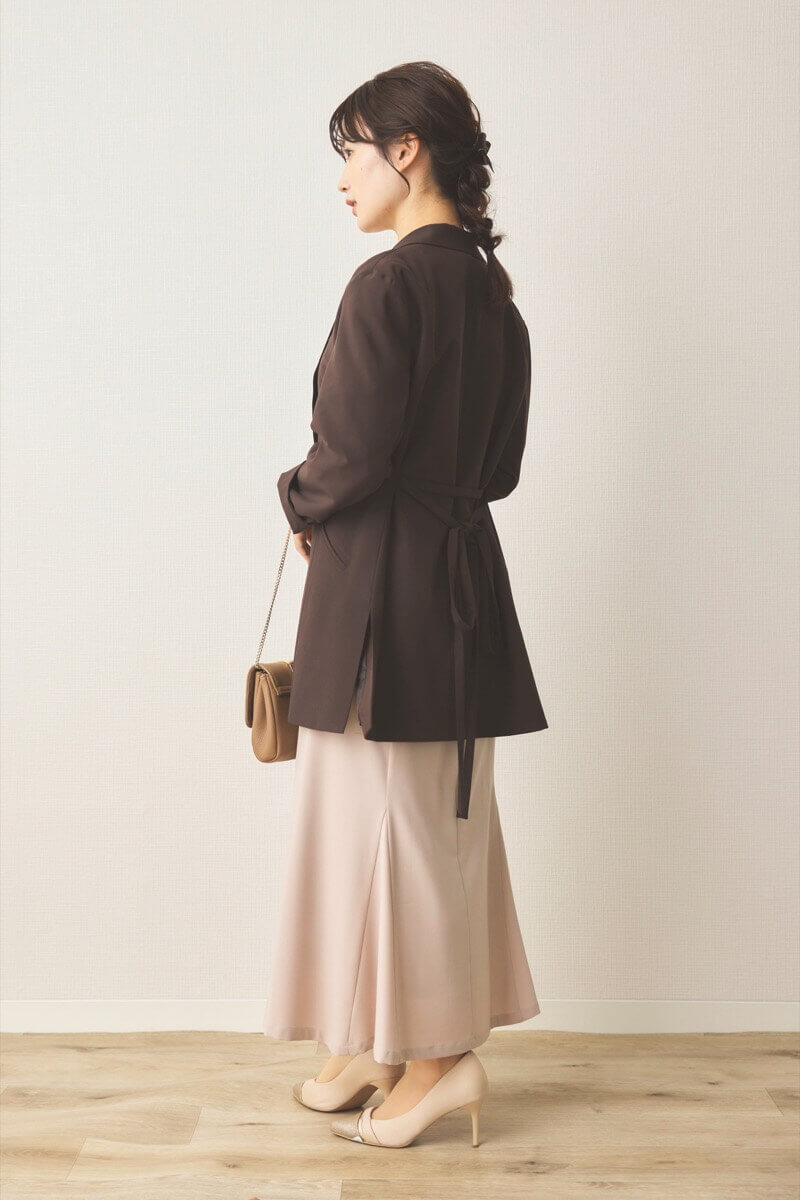 ライトベージュのギャザースリーブバックシャンドレス