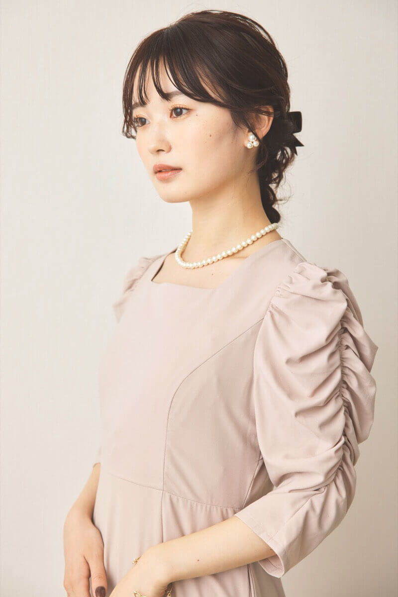 ライトベージュのギャザースリーブバックシャンドレス