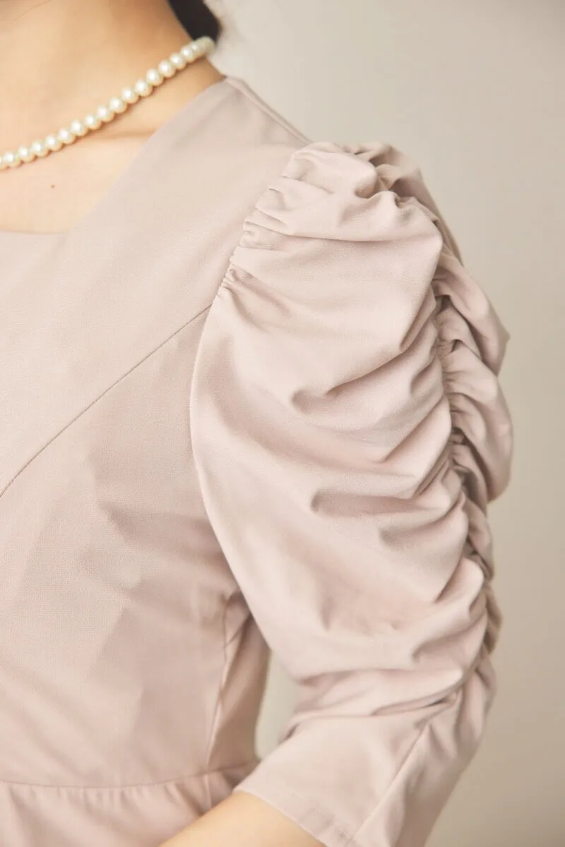 ライトベージュのギャザースリーブバックシャンドレス