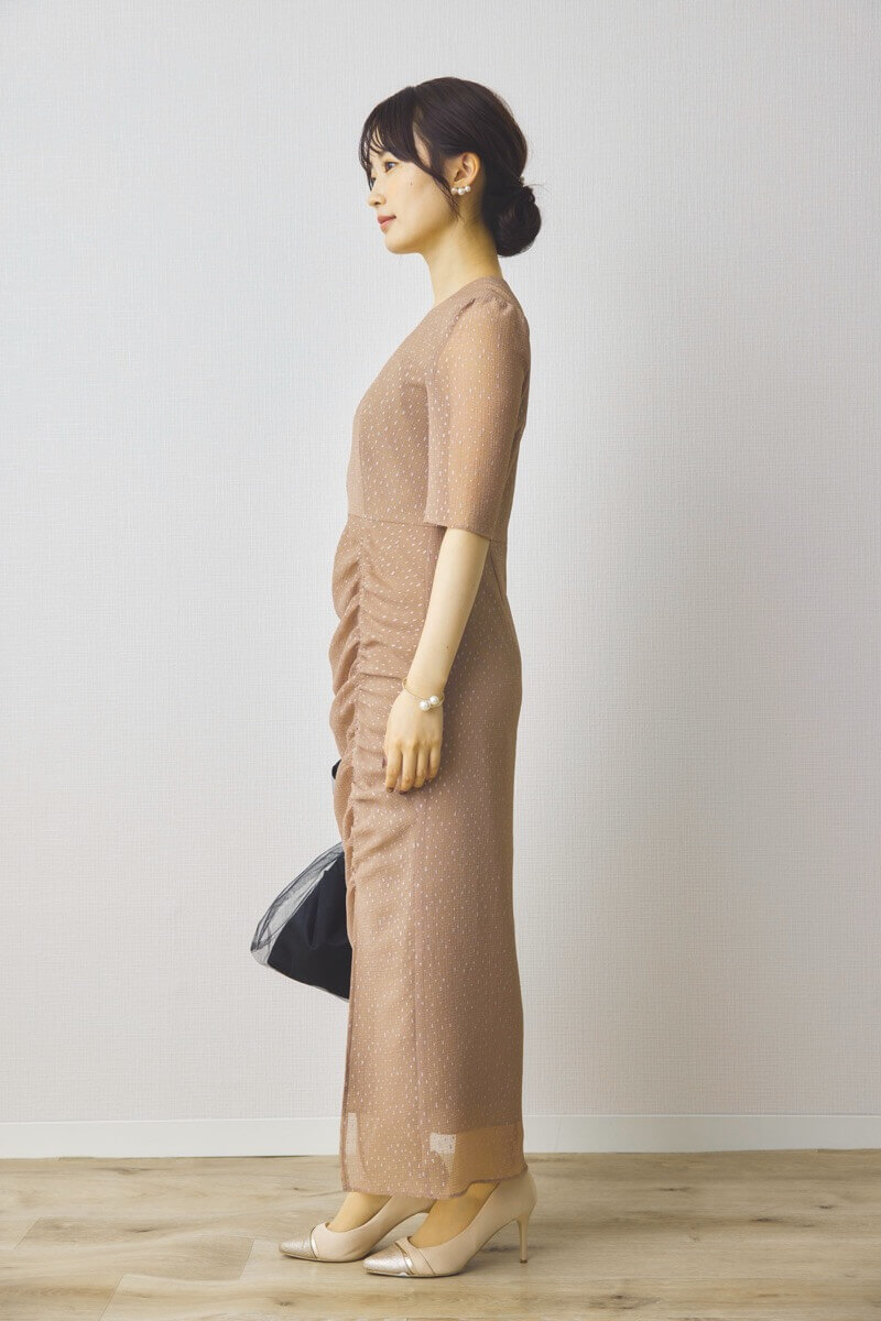 ベージュのラメドビースリットドレス